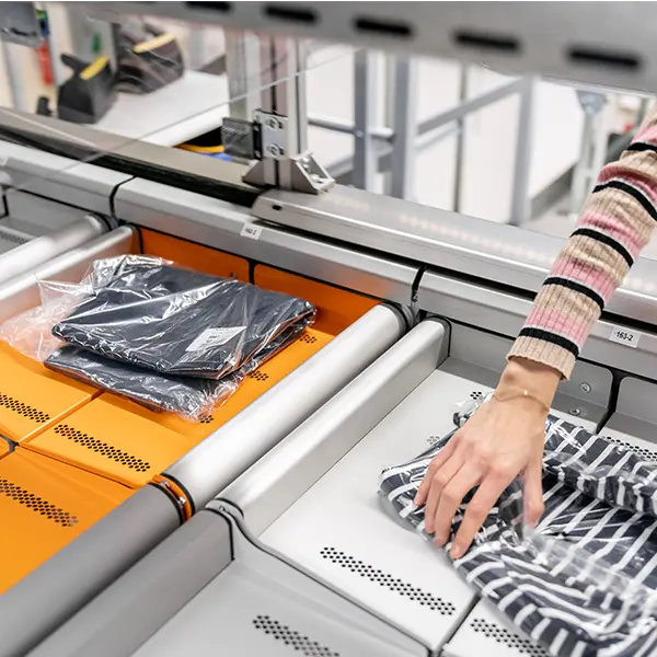 Nike schoenendoos op een Cross tray carrier